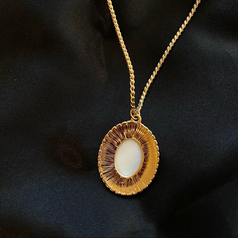 Mother Pearl Pendant Necklace Gold Chain - Picture 4 of 12